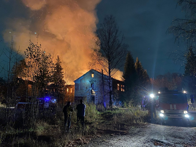 Ночью на территории бывшего КВАТУ горело заброшенное здание