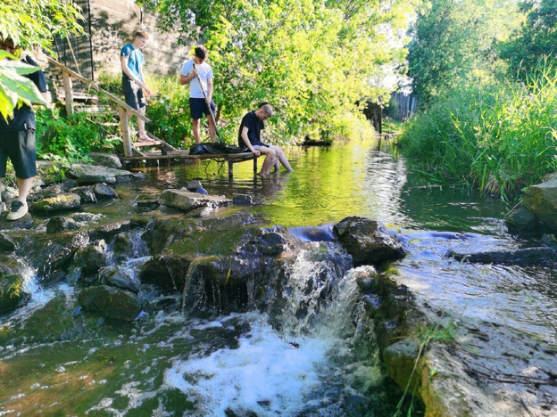 В Яранске выпускники местной школы расчистили небольшой водопад на реке Ламбе