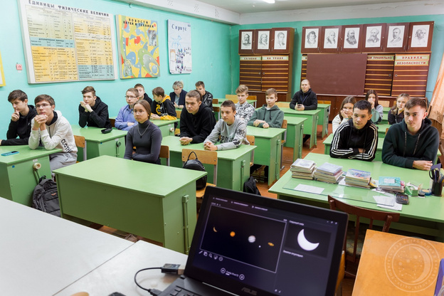 Ученики орловской школы собрали модели космических аппаратов и посетили выставку телескопов