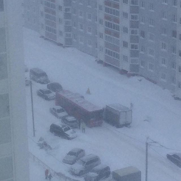 В Кирове вторые сутки не переставая валит снег. Фото и видео из соцсетей