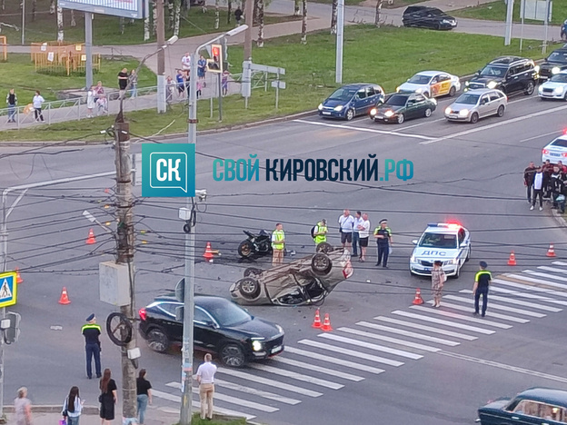 На углу Производственной и Московской: легковушка перевернулась на крышу