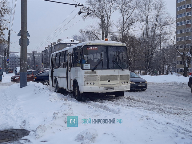 На улице Красина иномарка жёстко врезалась в припаркованный автобус