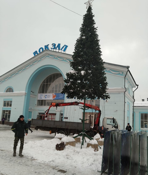 В Ленинском районе Кирова демонтируют новогодние украшения