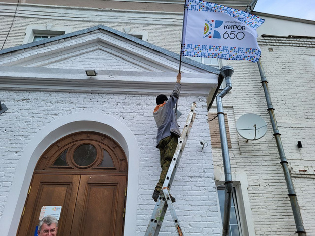 Трапы для самолётов в Победилово украсили символикой 650-летия Кирова