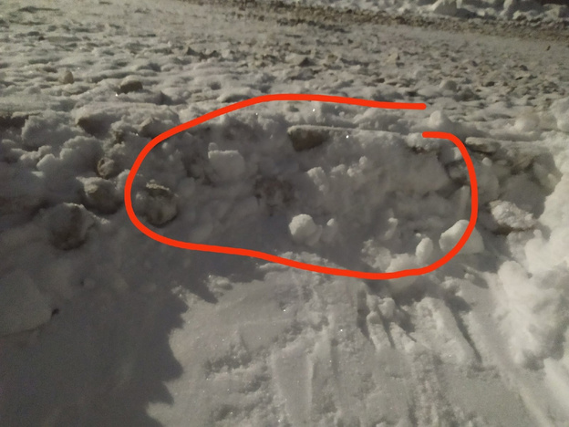 Камни на снегу: в Лянгасово отсыпали щебнем грунтовую дорогу в декабре
