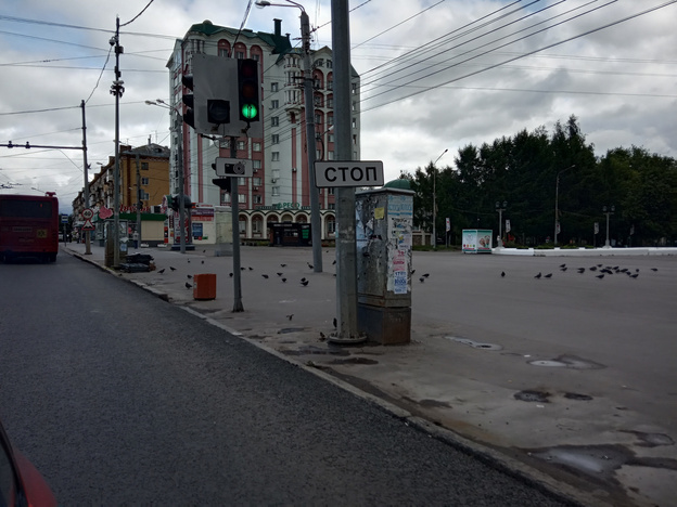 На Ленина у филармонии убрали серые заборы