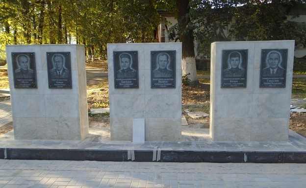 На набережной в Слободском отремонтировали мемориал «Вечный огонь»
