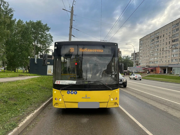 В Кирове в автобусе упала 11-летняя девочка
