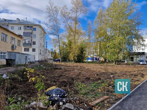 На перекрёстке Октябрьского проспекта и Свердлова благоустраивают сквер