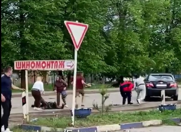 В Вятских Полянах толпа забросала автомобиль камнями