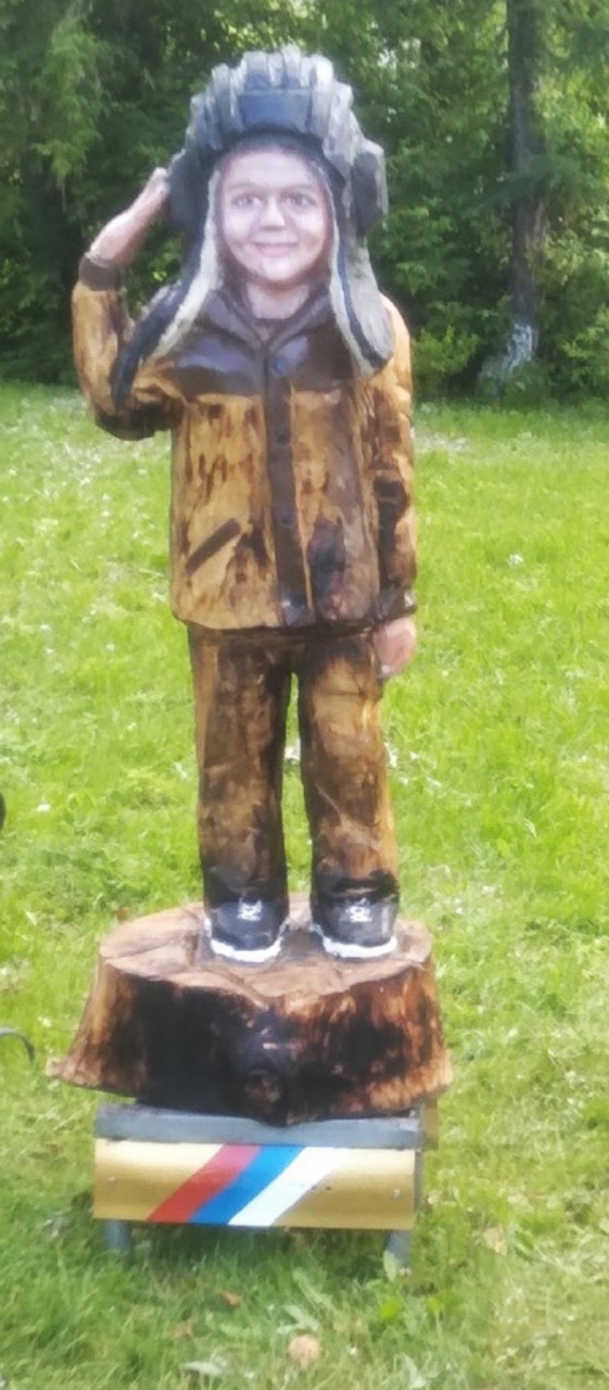 В Омутнинске установили деревянную фигуру Алёши Павлюченко из Белгородской области