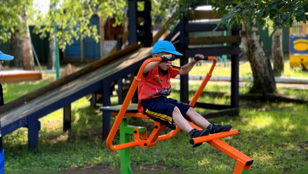 Команда банка Хлынов собрала средства на тренажёры для детского центра «Надежда»