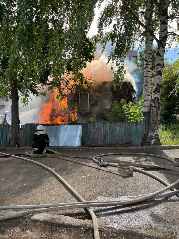 В Кирове горит дом на улице МОПРа