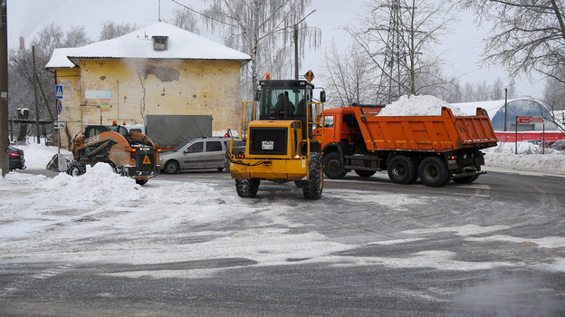 Кировская мэрия наняла спецорганизацию по перемещению машин, мешающих вывозу снега