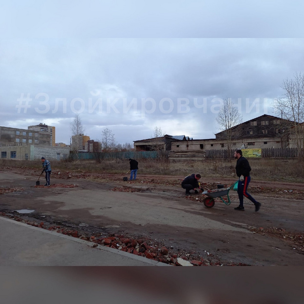 «Грязь круглый год»: кировчане сами ремонтируют дорогу в Березниковском переулке