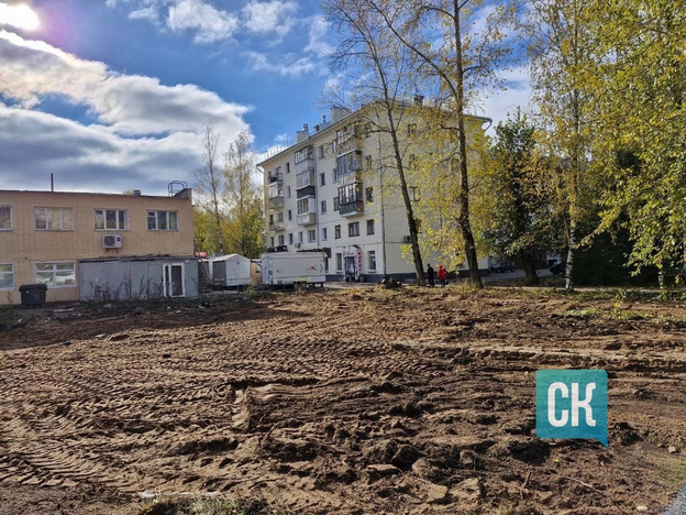 На перекрёстке Октябрьского проспекта и Свердлова благоустраивают сквер