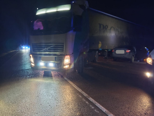 На трассе под Вятскими Полянами грузовик столкнулся с легковушкой: один человек погиб