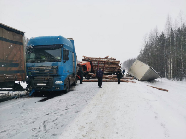 В Свечинском районе на трассе столкнулись четыре грузовика. ФОТО