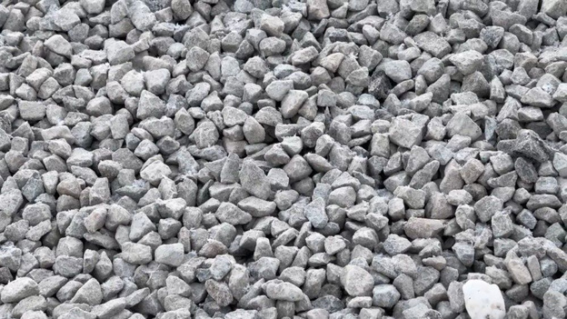 В Киров начали завозить щебень для ремонта дорог