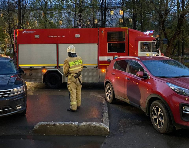 «Из вытяжки идут искры»: в офисном центре на Октябрьском, 125, в вентиляционной шахте загорелась сажа