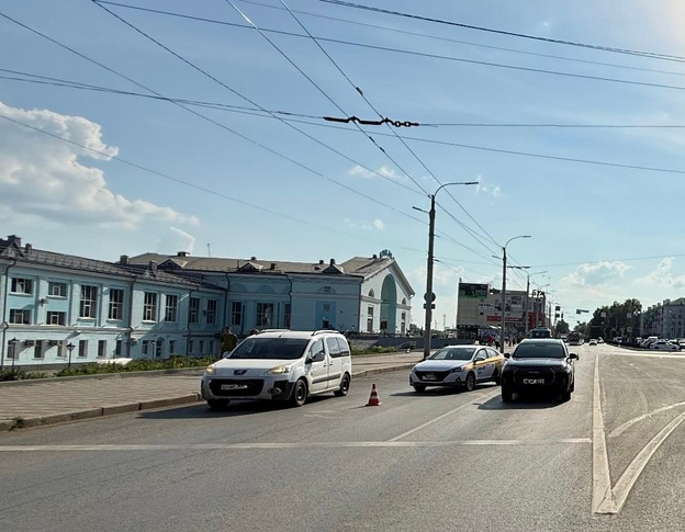 В Кирове пять машин столкнулись на Комсомольской, пострадала женщина