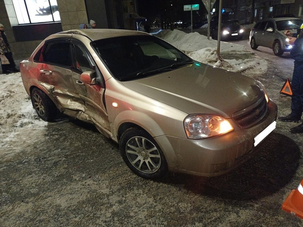 В Кирове на Октябрьском проспекте столкнулись Chevrolet Lacetti и Toyota Celica