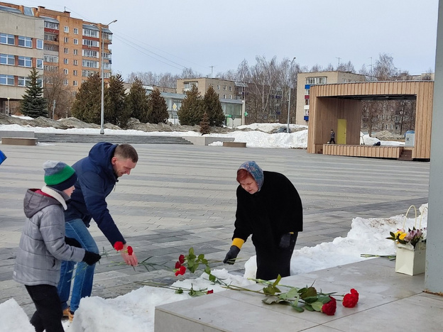 Жители Кировской области организуют мемориалы жертвам теракта. Фото