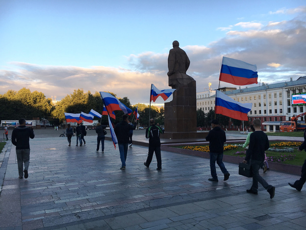 Несогласованное шествие с триколором сопровождали полицейские и неизвестные люди с видеокамерами