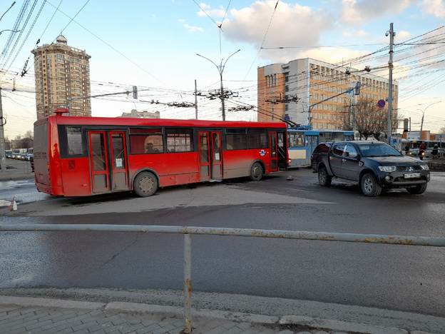 В Кирове автобус столкнулся с иномаркой