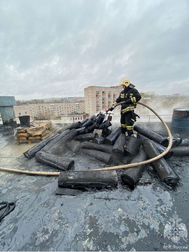 На крыше пятиэтажного дома