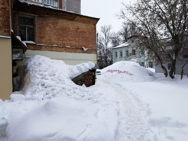Кировчане написали на сугробе «Навальный», чтобы ускорить уборку снега