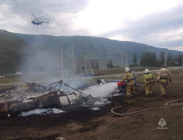 Как выглядит место падения вертолёта Ми-8 на Алтае. Фото