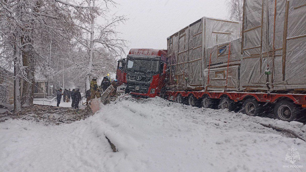 В Омутнинске большегруз снёс остановку