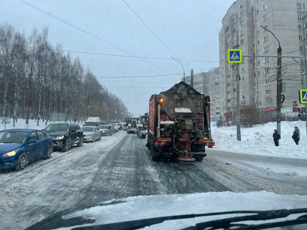 Глава администрации Кирова попросил не парковать машины на тротуарах, потому что они мешают уборке снега