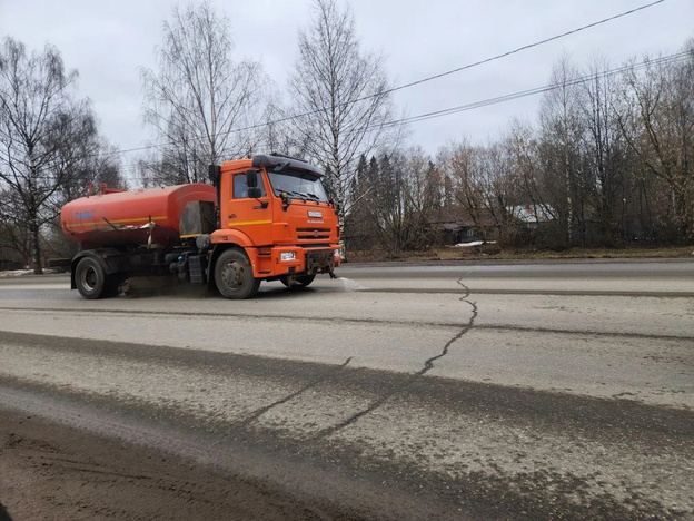 В Кирове убирают грунт и моют улицы