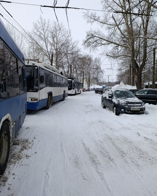 В Кирове троллейбусы встали из-за брошенных машин