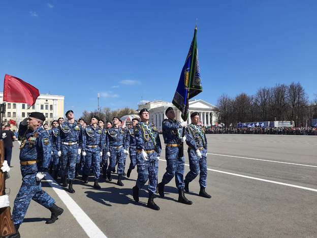 Торжественное шествие кировских войск в честь Дня Победы. Фото и видео