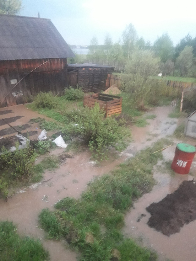 Омутнинск затопило после мощного ливня. Фото из соцсетей
