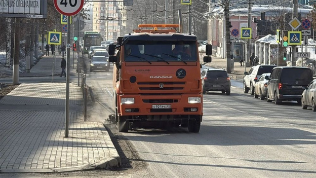 В Кирове начали пылесосить улицы