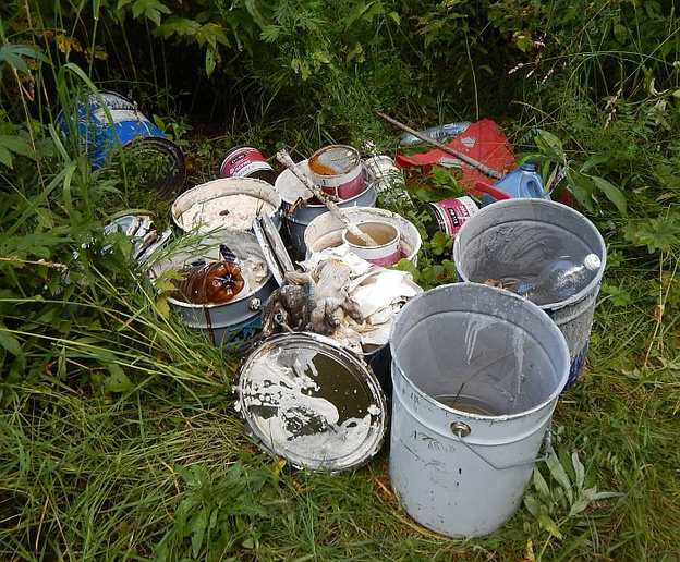 В Омутнинском районе в пойме реки обнаружили опасные отходы