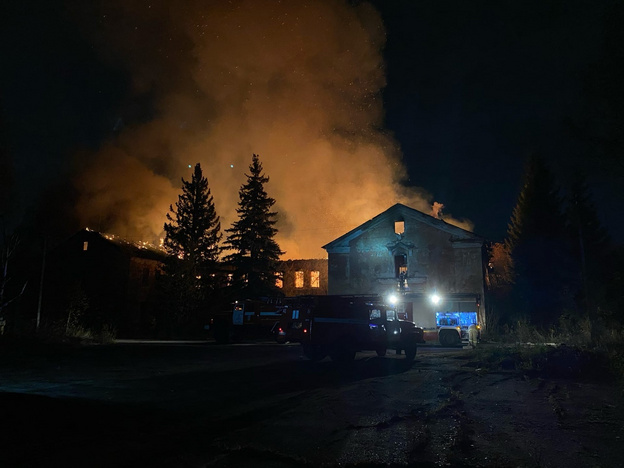 Ночью на территории бывшего КВАТУ горело заброшенное здание