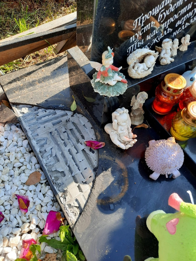 В Кирове обокрали могилу девочки, которую мать заморила голодом