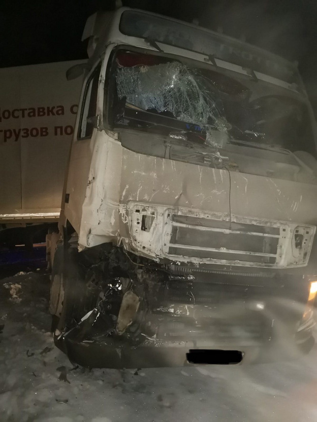 Шесть человек получили травмы при столкновении автобуса и грузовика в Слободском районе