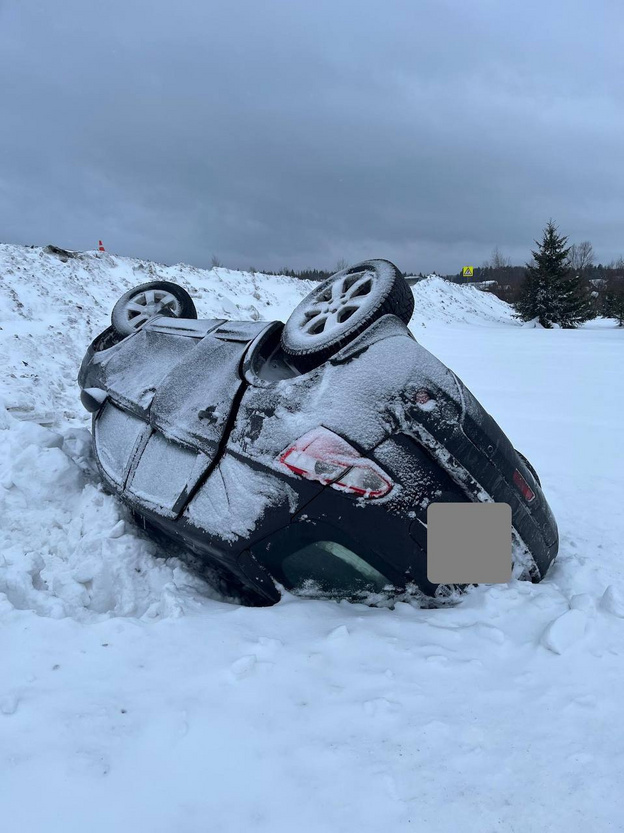 В Кирове женщина за рулем «Ниссана» врезалась в столб и перевернулась