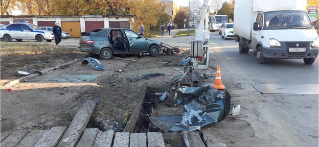 Четыре человека получили травмы: пьяный бесправник врезался в ограждение ж/д переезда в Кирове