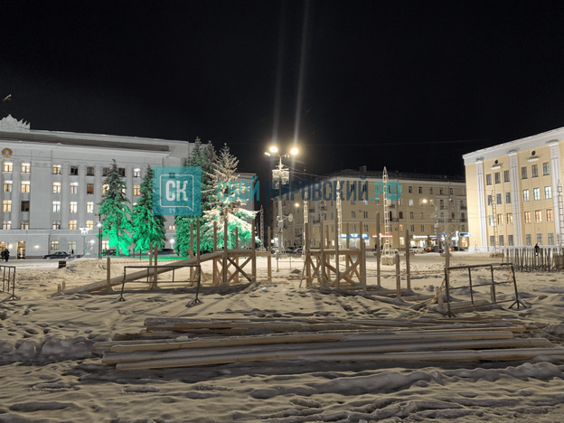 На Театральной площади устанавливают новогоднюю ёлку. Фото