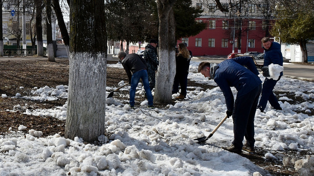 Илья Шульгин прибрался в сквере на Театральной площади