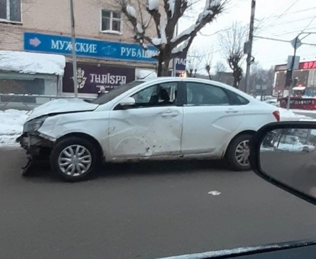 В Кирове автомобиль такси попал в ДТП. Это вторая авария на данном перекрёстке за четыре дня (ВИДЕО)