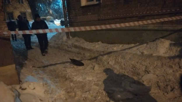 В Кирове снежная глыба рухнула на женщину: пострадавшая в тяжёлом состоянии
