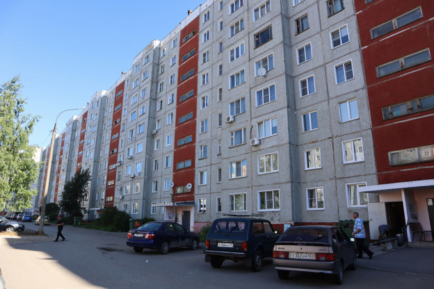 «В кабинах регулярно застревают люди»: жильцы дома на Конева пожаловались на новые лифты